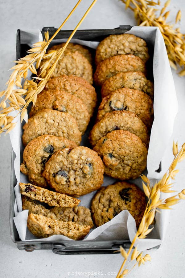 Oatmeal raisin cookies