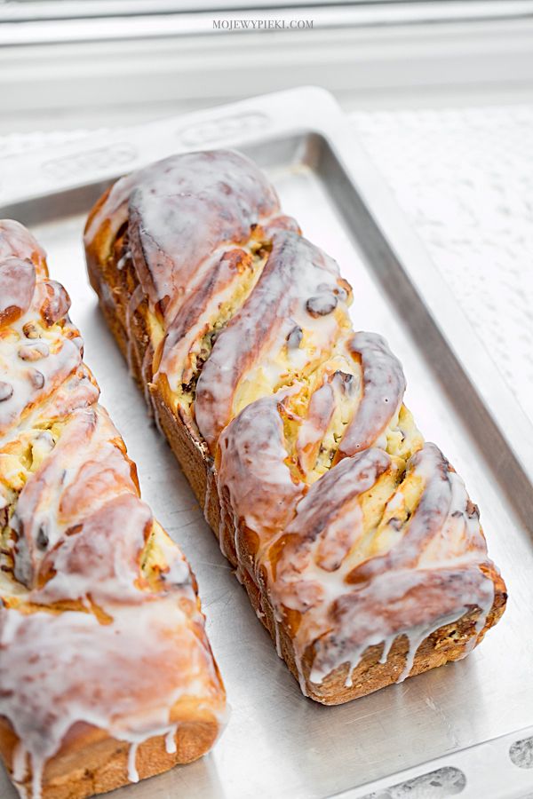 Braided yeast cake with curd cheese and cranberries