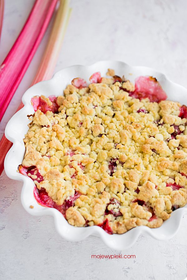 Classic rhubarb crumble