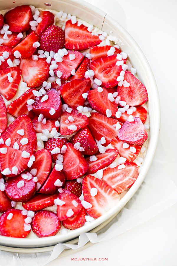 Strawberry cake with pearl sugar