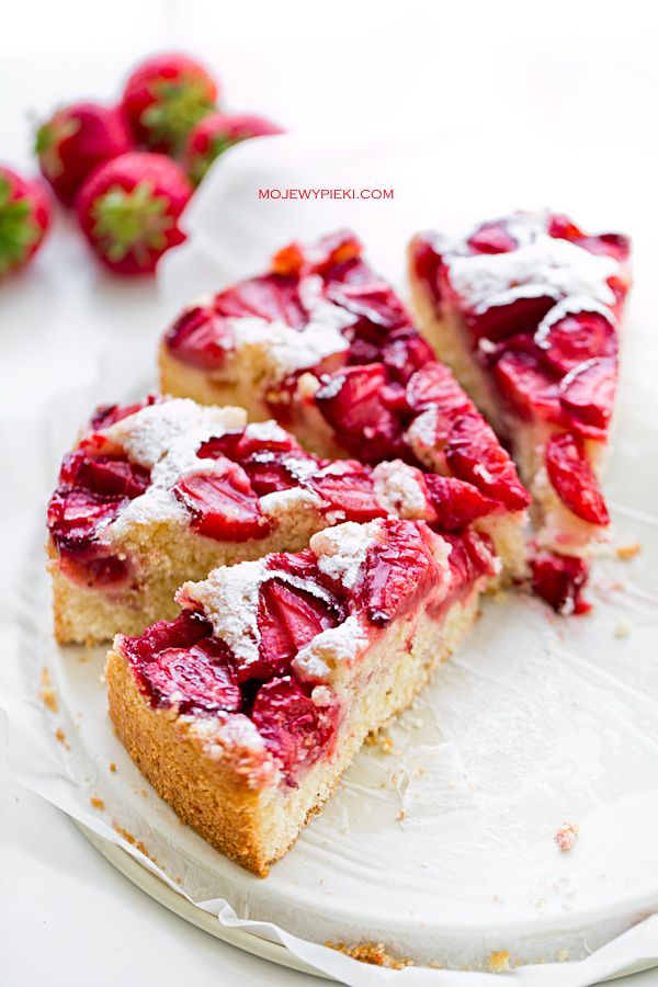 Strawberry cake with pearl sugar