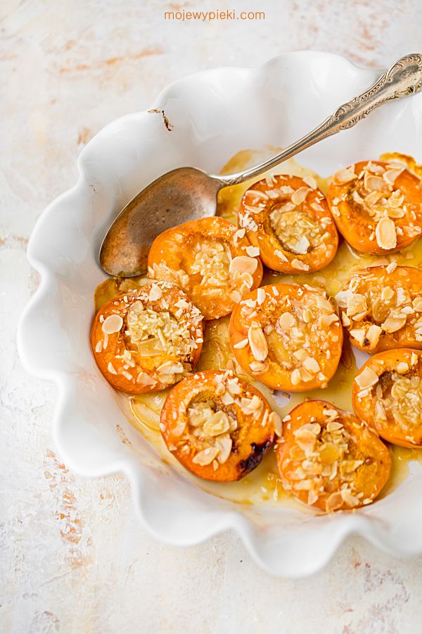 Honey-roasted apricots with almonds