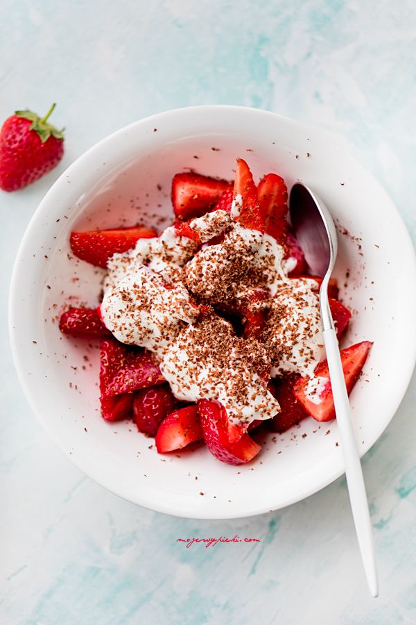 Strawberries with yoghurt and chocolate flakes