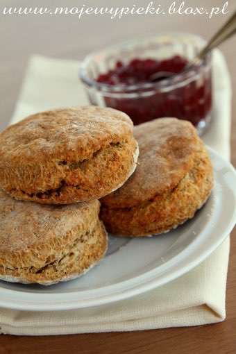 Wholemeal scones with honey