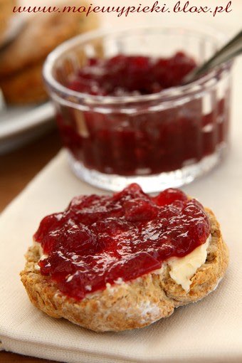Wholemeal scones with honey