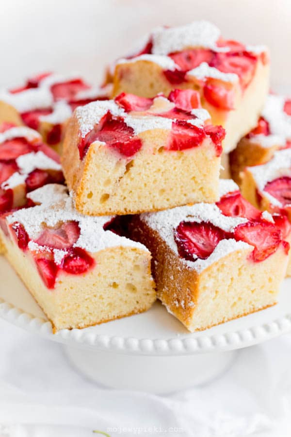 Fluffy strawberry cake