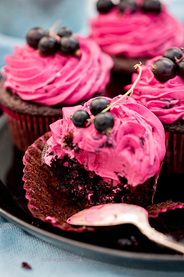 Chocolate blackcurrant cupcakes