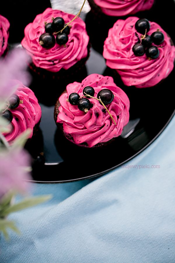 Chocolate blackcurrant cupcakes