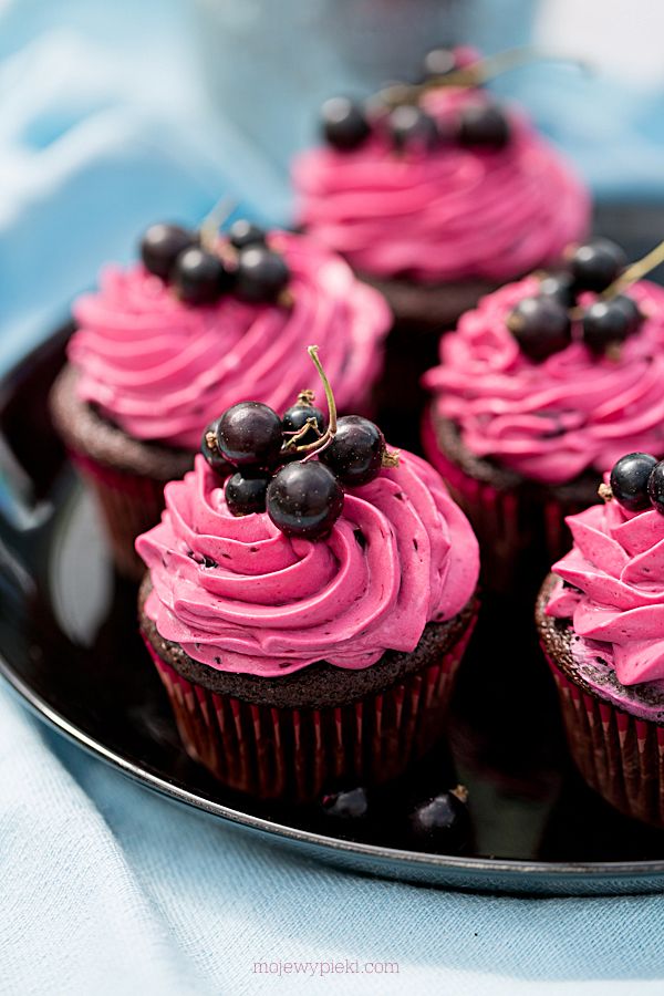 Chocolate blackcurrant cupcakes