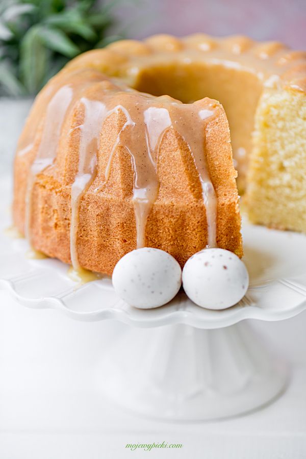 Vanilla bundt cake with white chocolate glaze