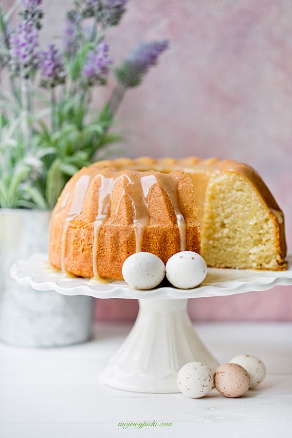 Vanilla bundt cake with white chocolate glaze