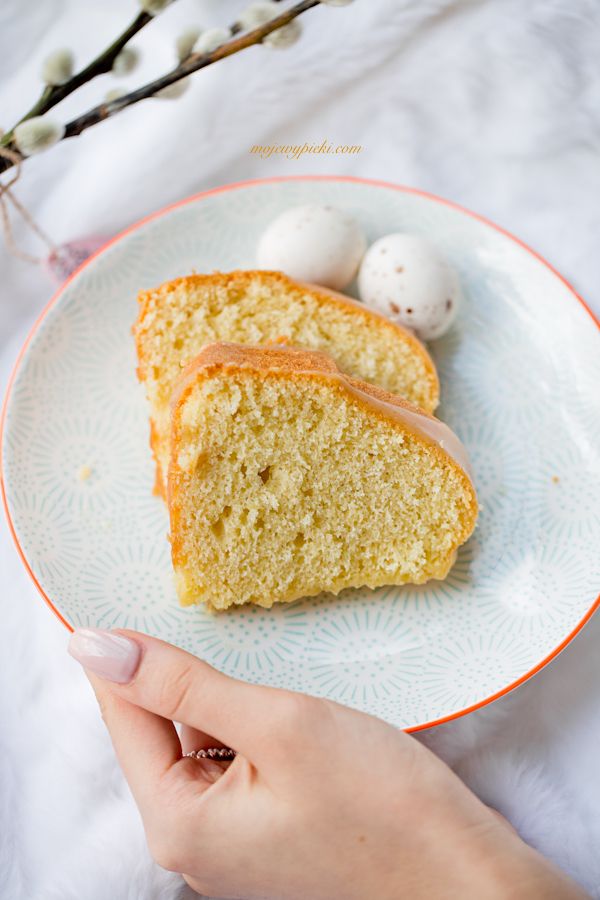 Vanilla bundt cake with white chocolate glaze
