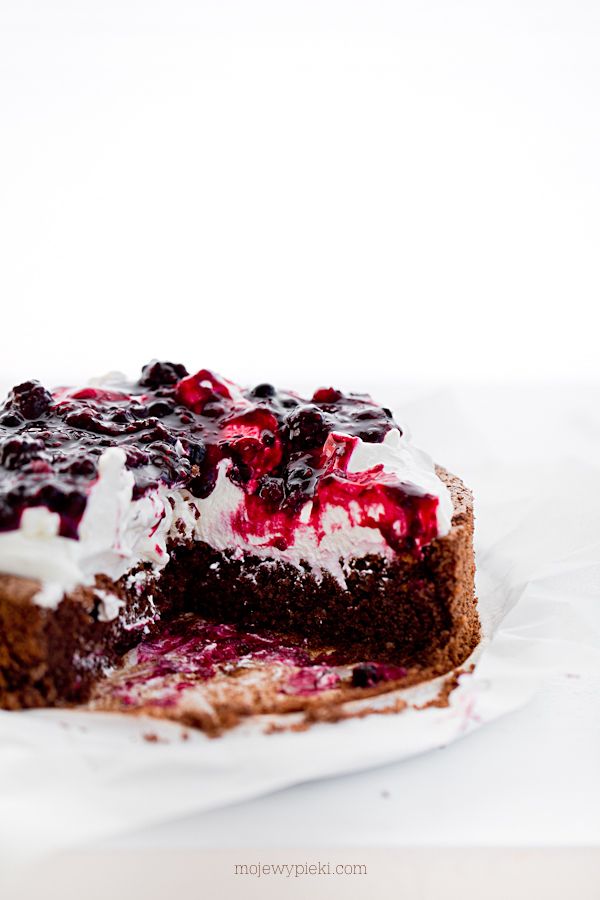 Flourless chocolate almond cake