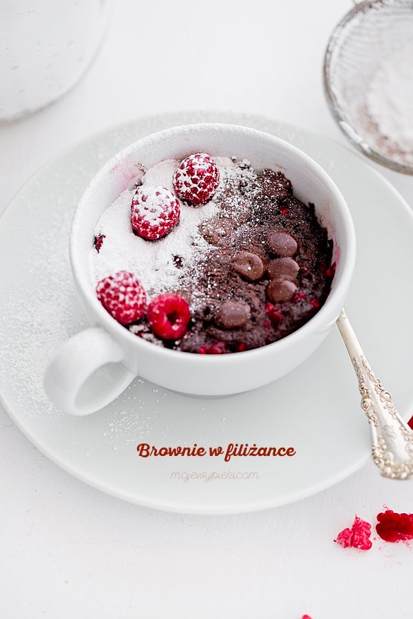 Raspberry mug brownie