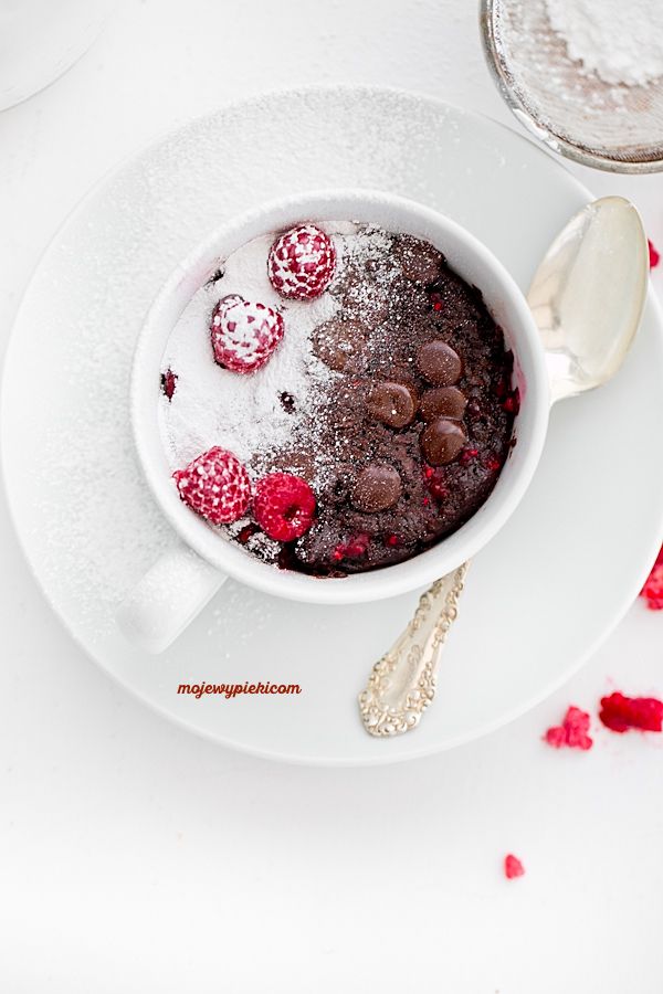 Raspberry mug brownie