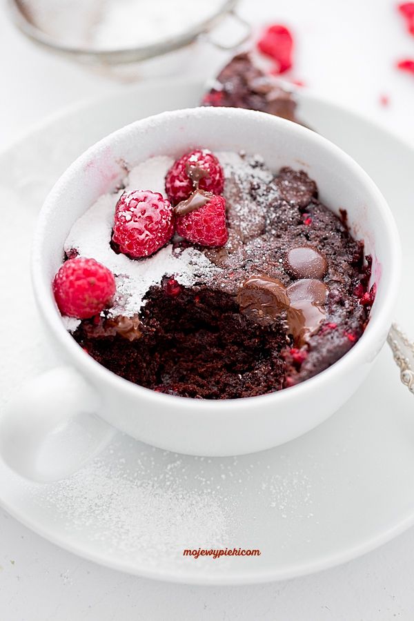 Raspberry mug brownie