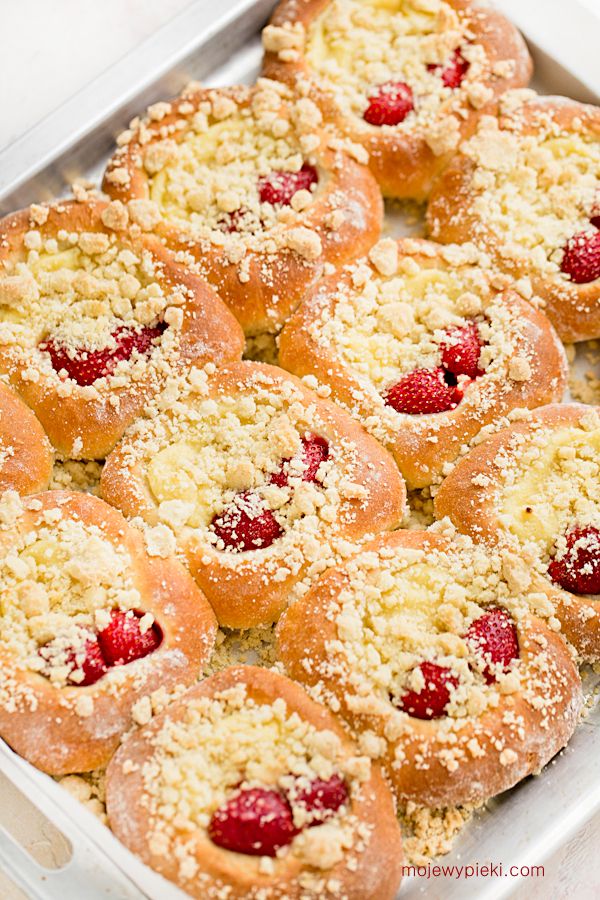 Strawberries and custard buchtelns