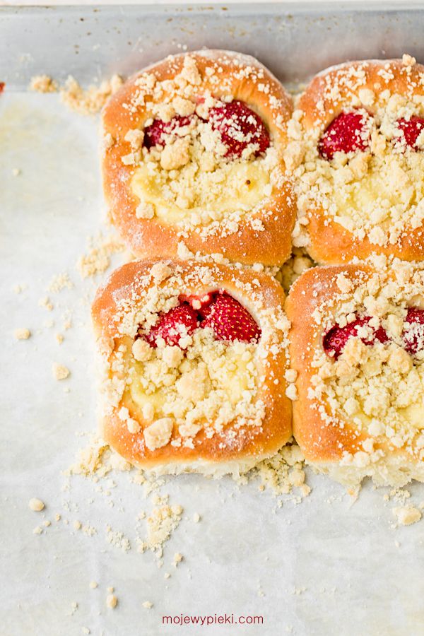 Strawberries and custard buchtelns