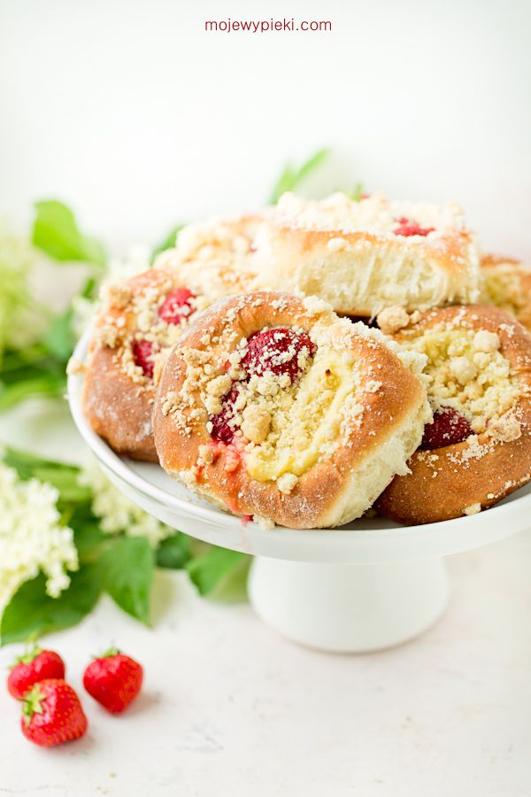 Strawberries and custard buchtelns