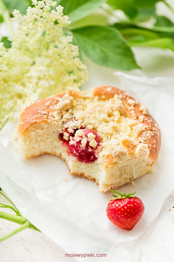 Strawberries and custard buchtelns