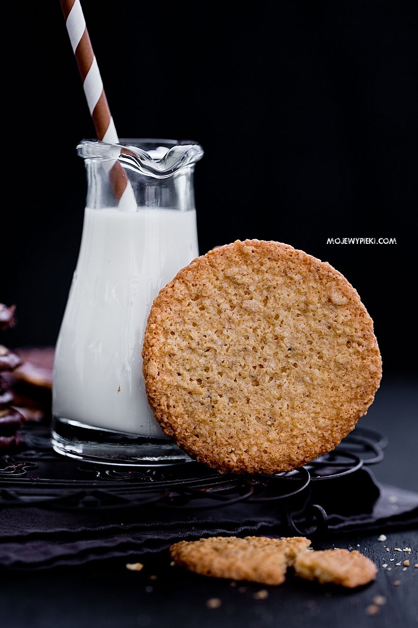 Crispy oat cookies with chocolate