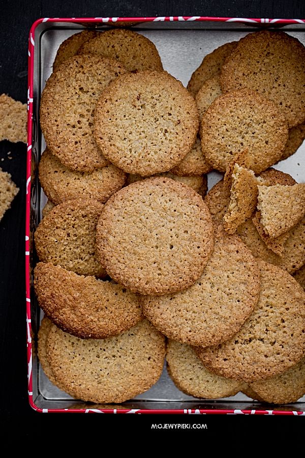 Crispy oat cookies with chocolate