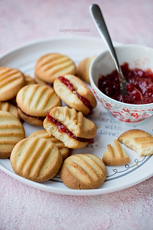 Custard cookies with strawberry jam
