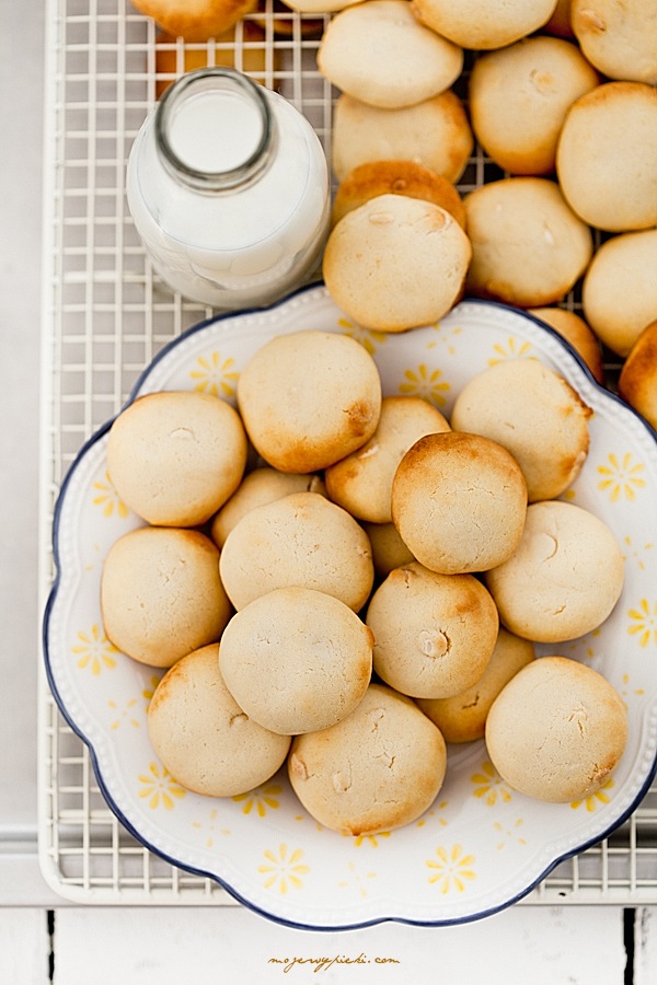 Milky white chocolate cookies