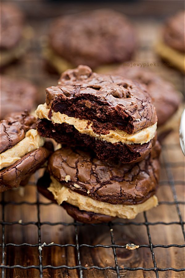 Brownie cookies with peanut butter cream