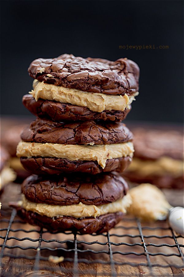 Brownie cookies with peanut butter cream