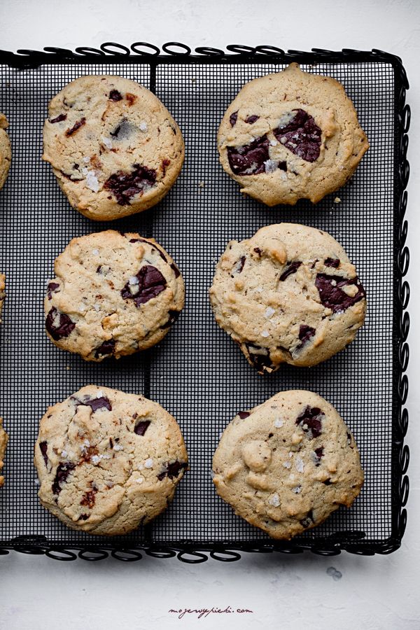 Halva cookies with chocolate chunks