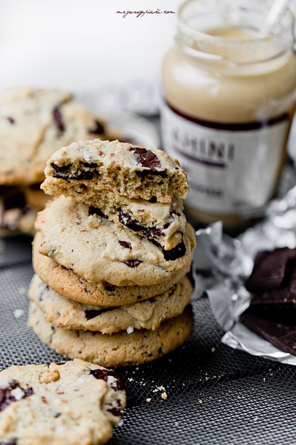 Halva cookies with chocolate chunks