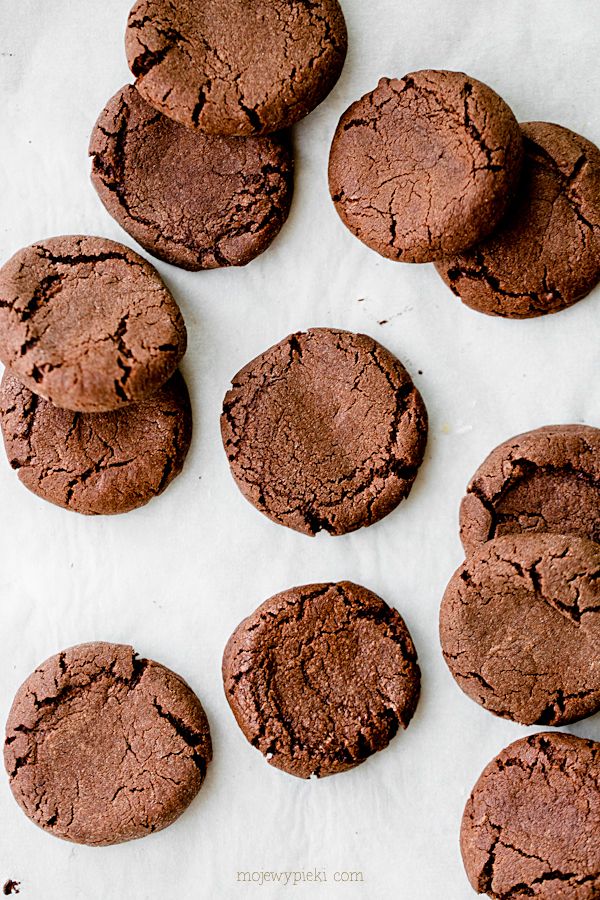 Nutella-stuffed chocolate cookies