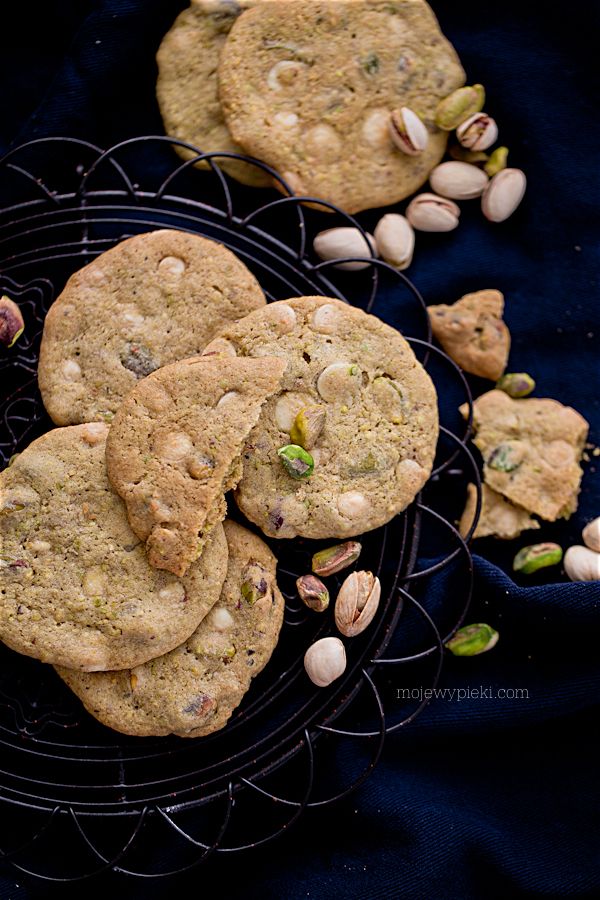 Pistachio and white chocolate cookies