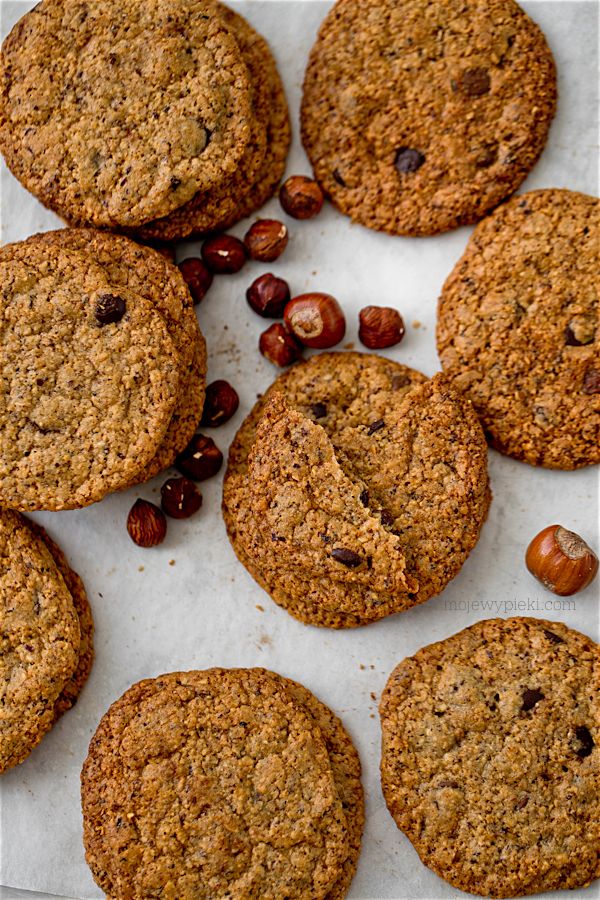 Crispy hazelnut and chocolate cookies