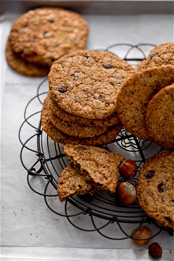 Crispy hazelnut and chocolate cookies