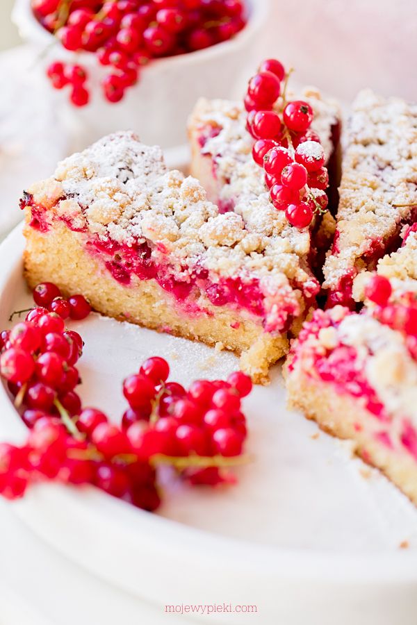 Almond redcurrant cake with crumble