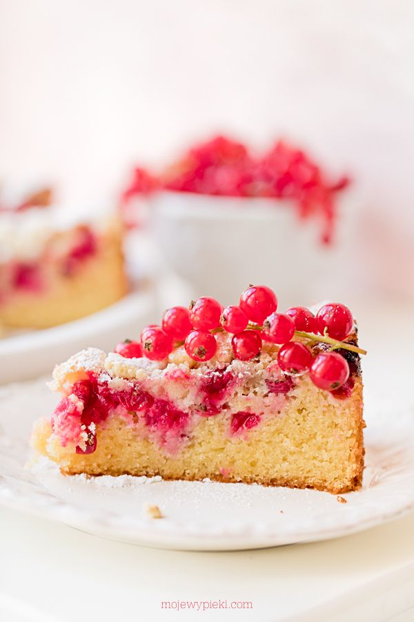 Almond redcurrant cake with crumble