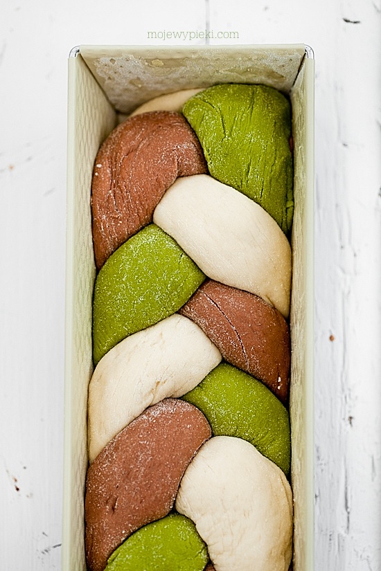 Three-colour yeast loaf