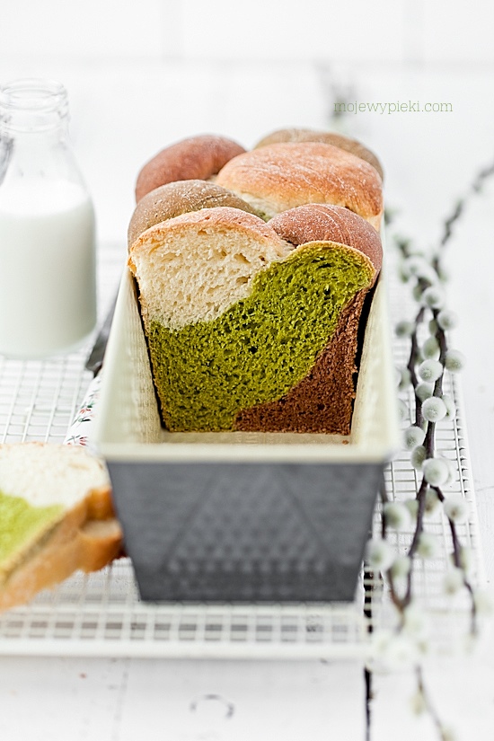 Three-colour yeast loaf