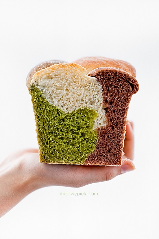 Three-colour yeast loaf