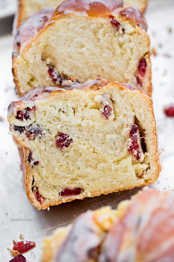 Braided yeast cake with curd cheese and cranberries