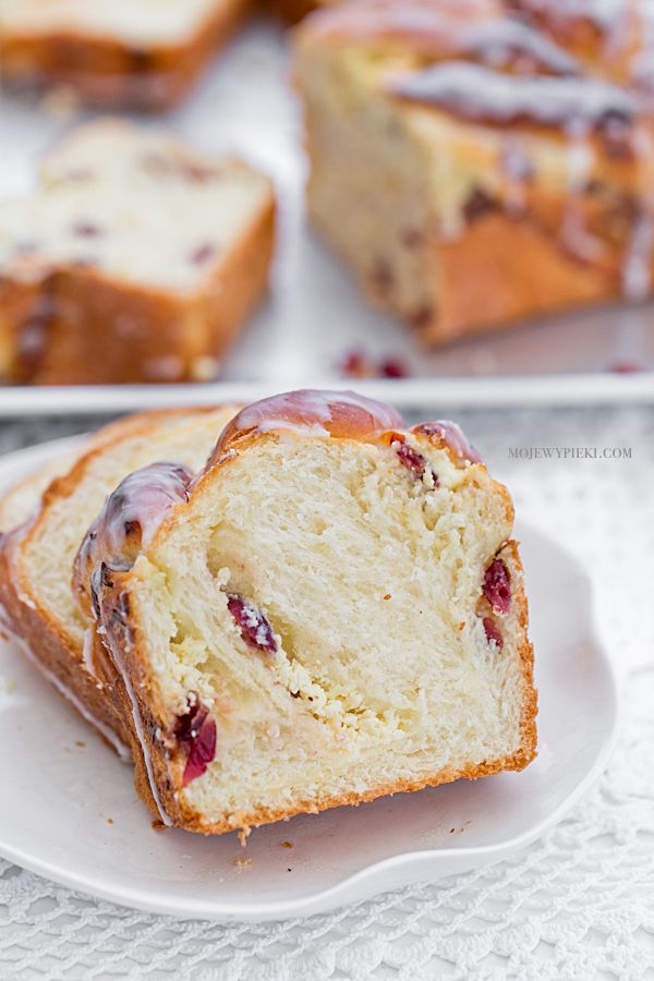Braided yeast cake with curd cheese and cranberries