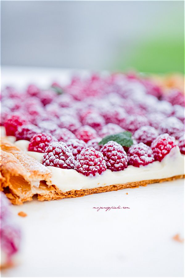 Puff Pastry with lemon cream and raspberries
