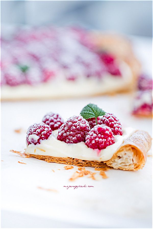 Puff pastry with lemon cream and raspberries