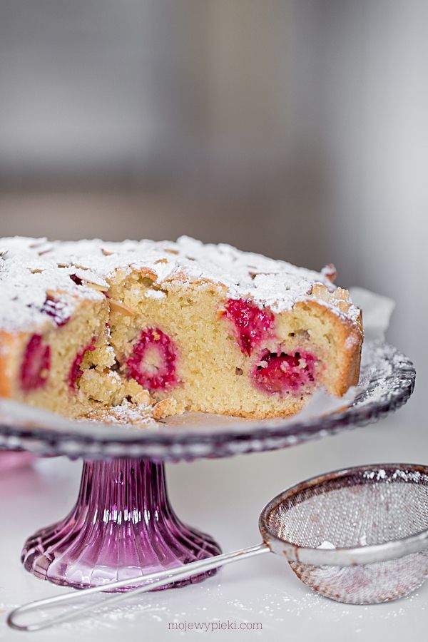 Almond and raspberry cake