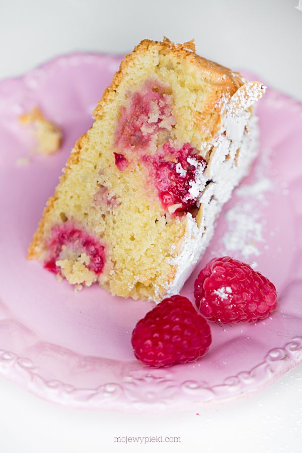 Almond and raspberry cake