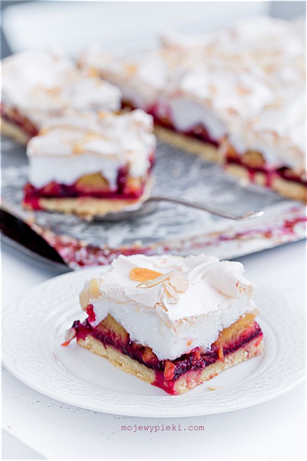 Almond shortcrust cake with plums and meringue