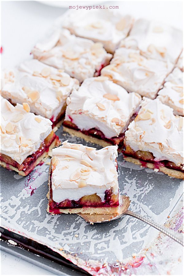 Almond shortcrust cake with plums and meringue