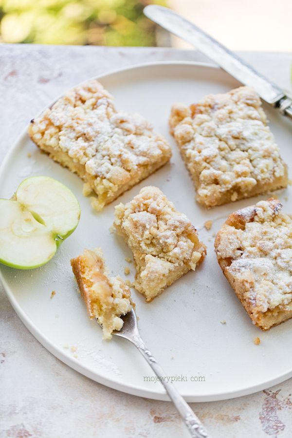 Simple apple crumble cake